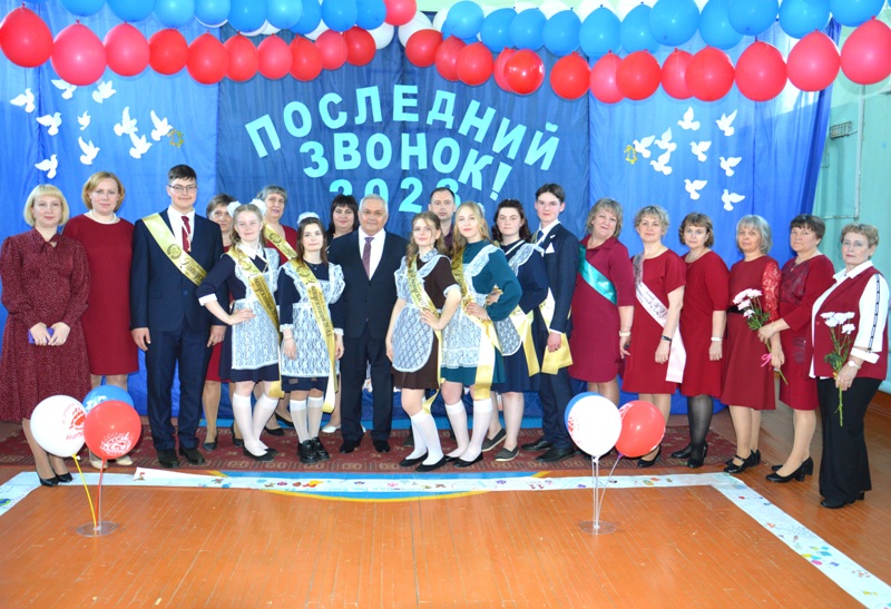 4444SAITГлава округа Г.В. Качаев с выпускниками и педагогами Ивановской школы