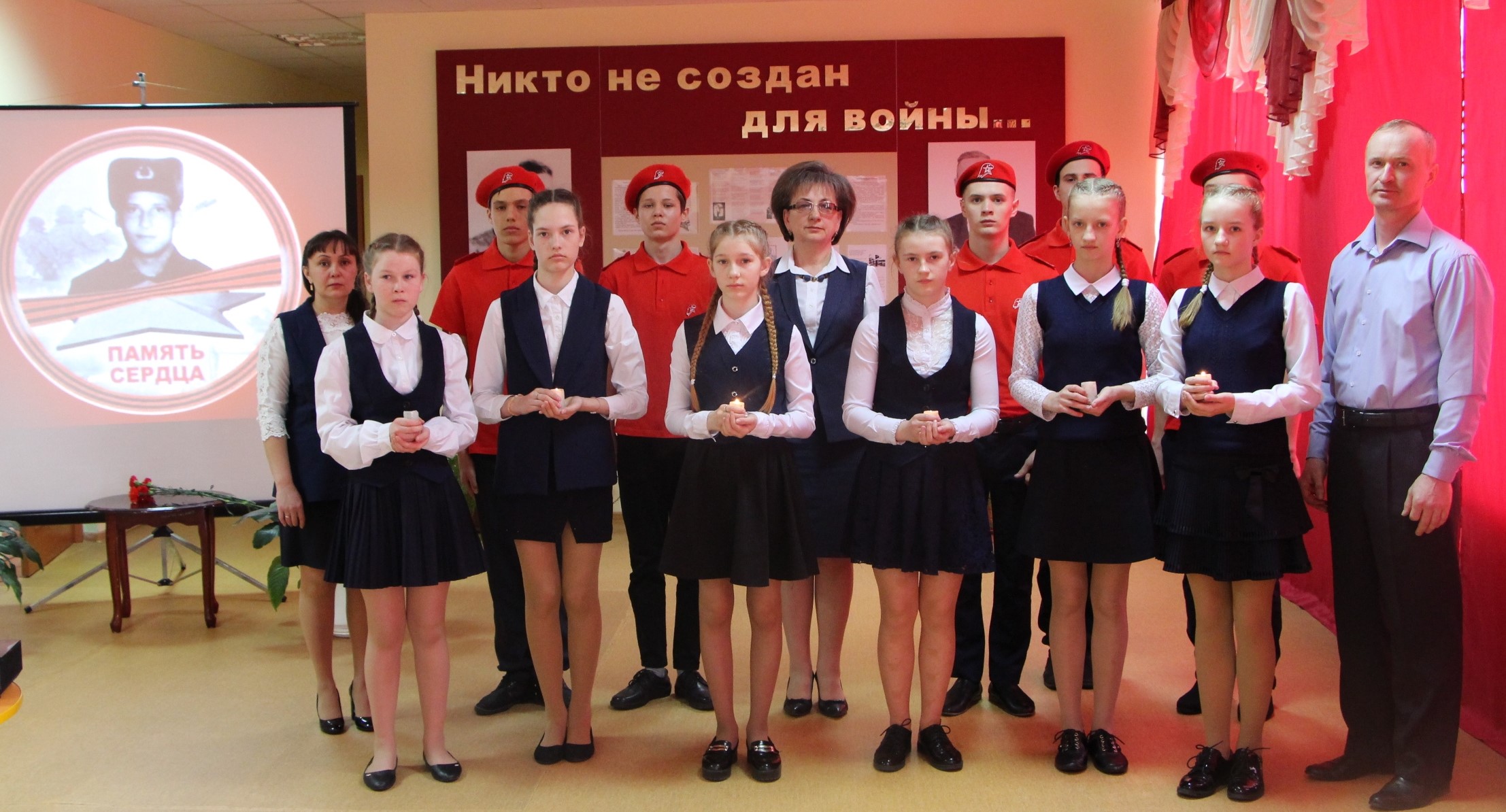 Горит зажженная свечаjpg